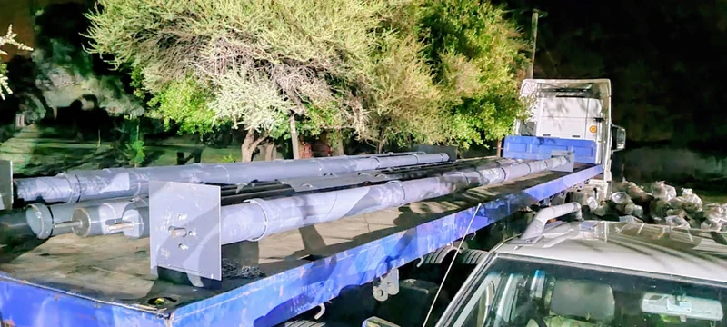 10.7 m shafts on a 3-axle truck: Internal barrel shafts 10.7 m long, loaded on a 3-axle truck and strapped down for a nationwide delivery.